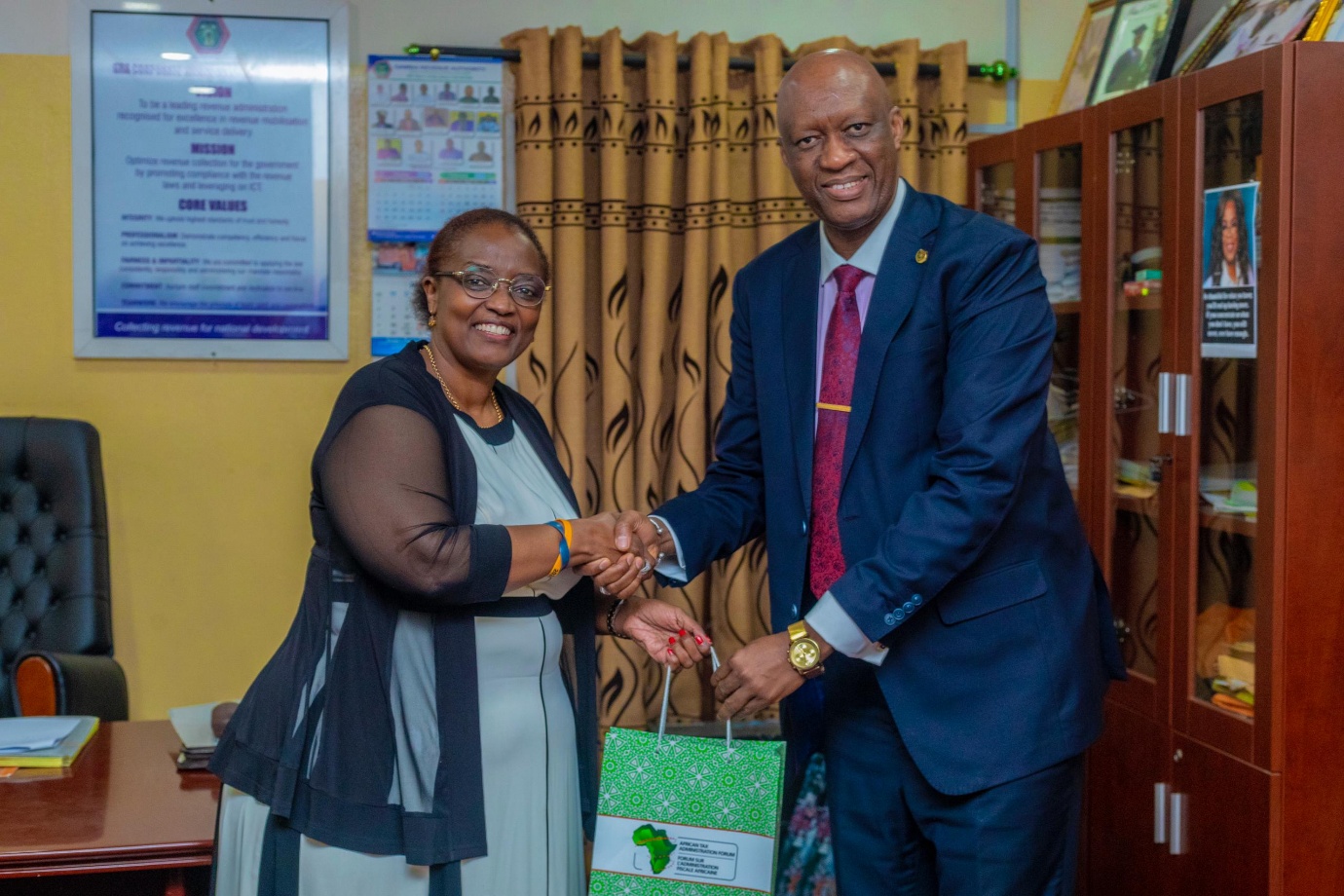 La Gambie renforce ses liens fiscaux continentaux alors que le secrétaire exécutif de l’ATAF visite la Grappe de Géorgie